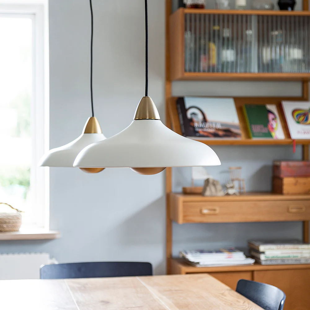 Urban Wide Ø36 Weiß hängelampe Von Superliving - Verschönern Sie Ihr Zuhause mit der modernen Pendelleuchte Urban Wide, einer stilvollen Kombination aus mattweißem Finish und eleganten Messingdetails.