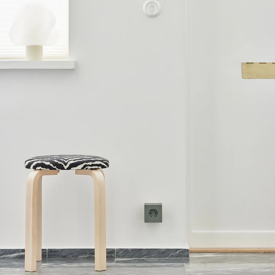 Square 2 Socket extender with 30W Dual USBC Grün Von Avolt - Steckdosenverl&auml;ngerung von Avolt im stylischen Design mit einem W&uuml;rfel aus recyceltem Kunststoff und einer Magnetplatte an der Unterseite zum Aufh&auml;ngen an der Wand.