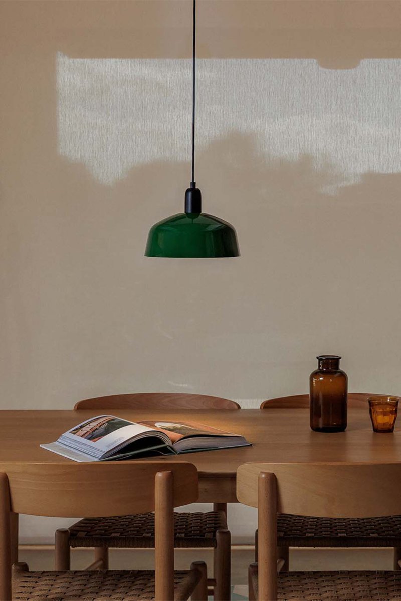 Tatawin Ø25 Grün hängelampe Von Faro Barcelona - Mit ihrer einzigartigen Silhouette und ihrem architektonischen Ausdruck wird Tatawin zu einer stilvollen und charakteristischen Beleuchtung f&uuml;r private und &ouml;ffentliche R&auml;ume.