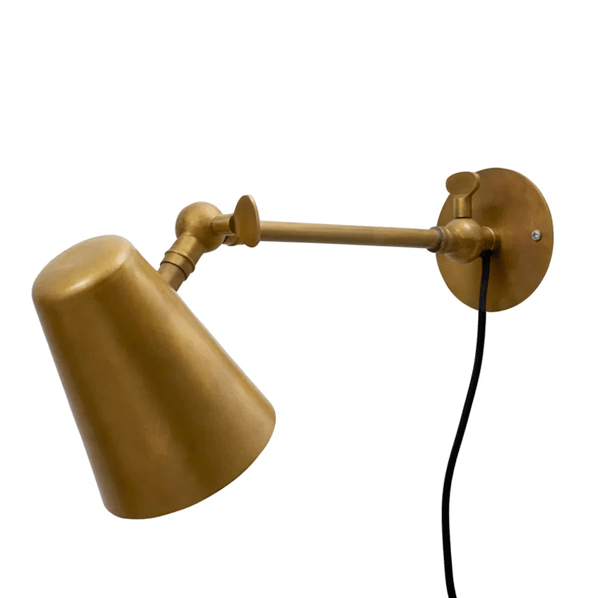 Vala Long 42cm Rohmessing wandlampe Von H. Skjalm P - hat einen verstellbaren Schirm und einen verl&auml;ngerten Arm, sodass Sie das Licht perfekt dorthin lenken k&ouml;nnen, wo Sie es haben m&ouml;chten.