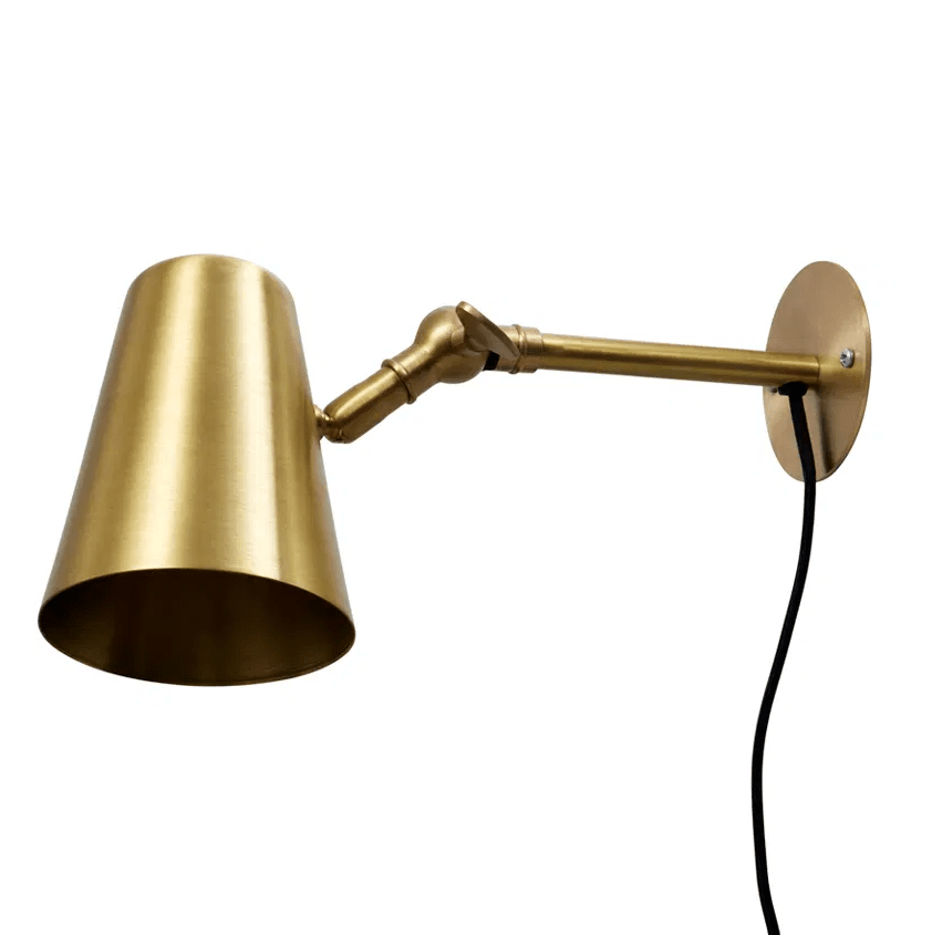 Vala Flex Mattes Messing leselampe Von H. Skjalm P - Mit seinem flexiblen Design sorgt es sowohl f&uuml;r praktisches Licht als auch f&uuml;r eine elegante Note in Ihrem Zuhause.