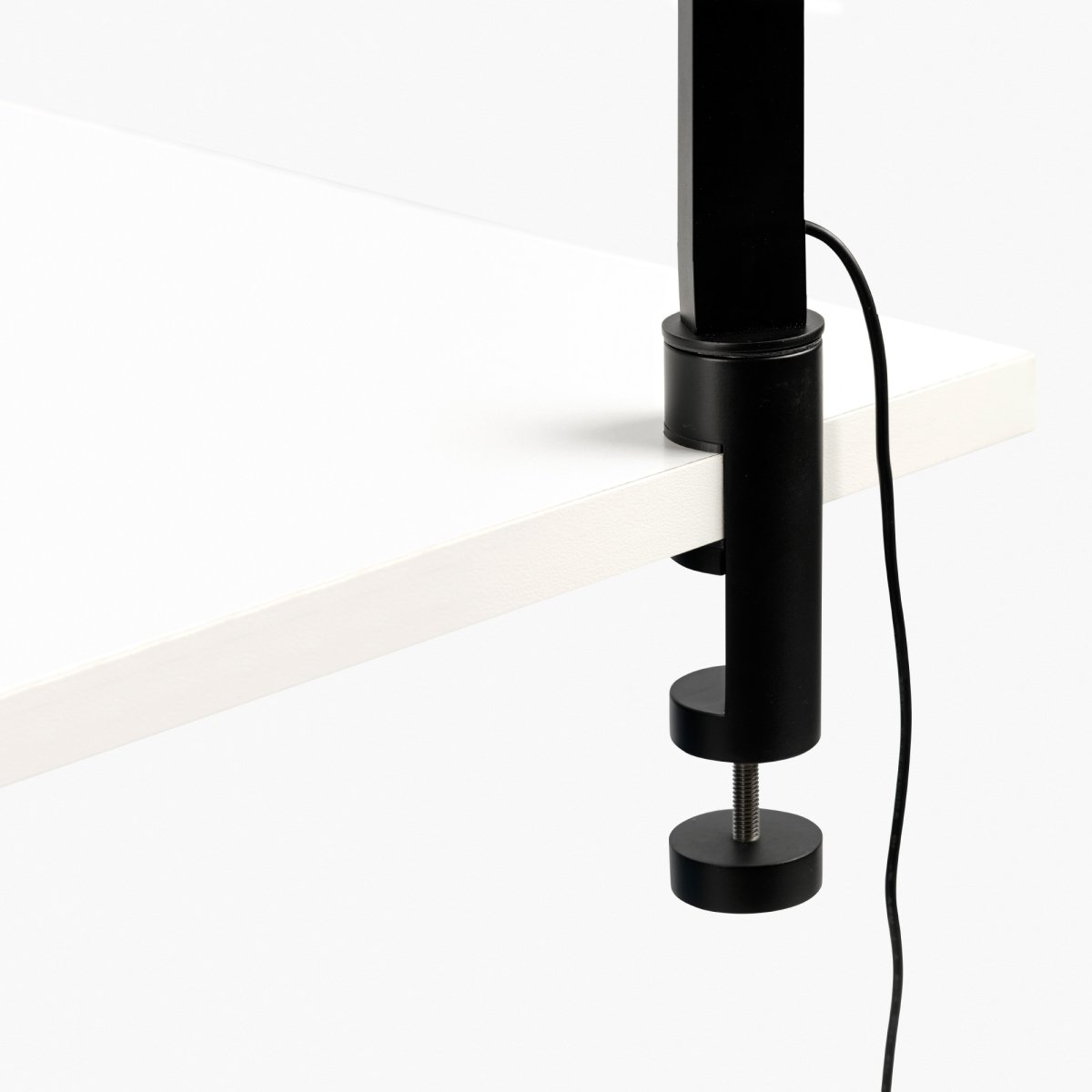 Inviting 86cm Schwarz klemmlampe Von Faro Barcelona - Der Leuchtenkopf ist horizontal und vertikal verstellbar und das Licht dimmbar.