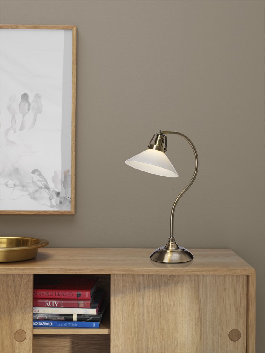 Skomakare 47cm Antikes Messing tischlampe Von Cottex - Shoemaker-Tischlampe in Antikmessing mit verstellbarem, opalweißem Glasschirm für flexible Beleuchtung.