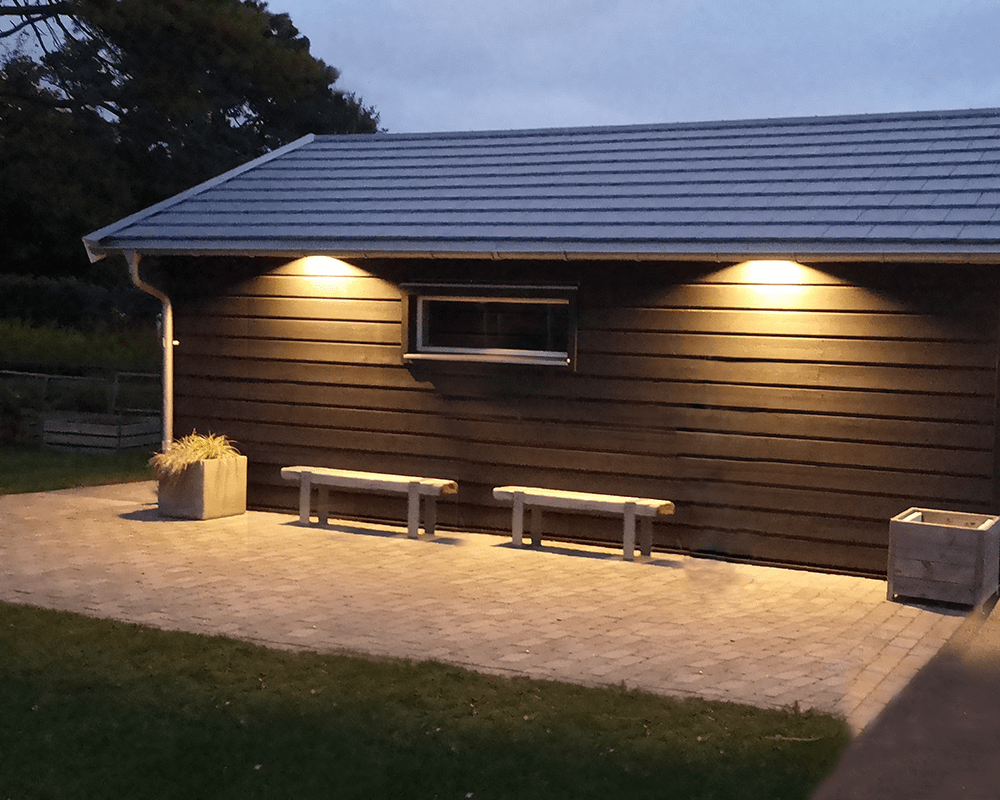 Tora Schwarz Von Westal - Hergestellt aus eloxiertem Aluminium und schwarz pulverbeschichtet, was für Langlebigkeit und Schutz vor Wetter und Wind sorgt.