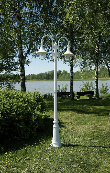 Kartano Trumpet 220cm Weiß kandelaber Von Airam - Die Lichtquellen sind im Inneren der Leuchte gut sichtbar, daher ist die Wahl der Lichtquellen (nicht im Lieferumfang enthalten) von gro&szlig;er Bedeutung f&uuml;r die Stimmung und Wirkung der Beleuchtung.