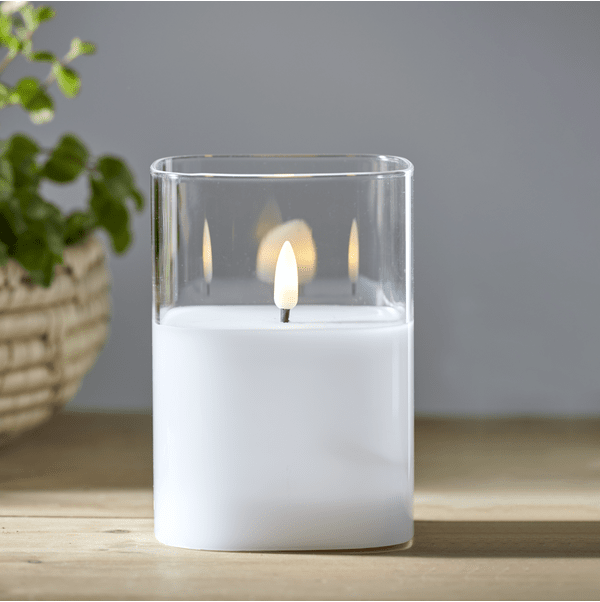LED Kerze Flamme Transparent Von Star Trading - Fina Flamme Glaslaterne mit Batterielicht mit naturgetreuer Flamme, die warmwei&szlig; leuchtet, hier mit klarem Glashalter, in dem die Wachskerze montiert ist.