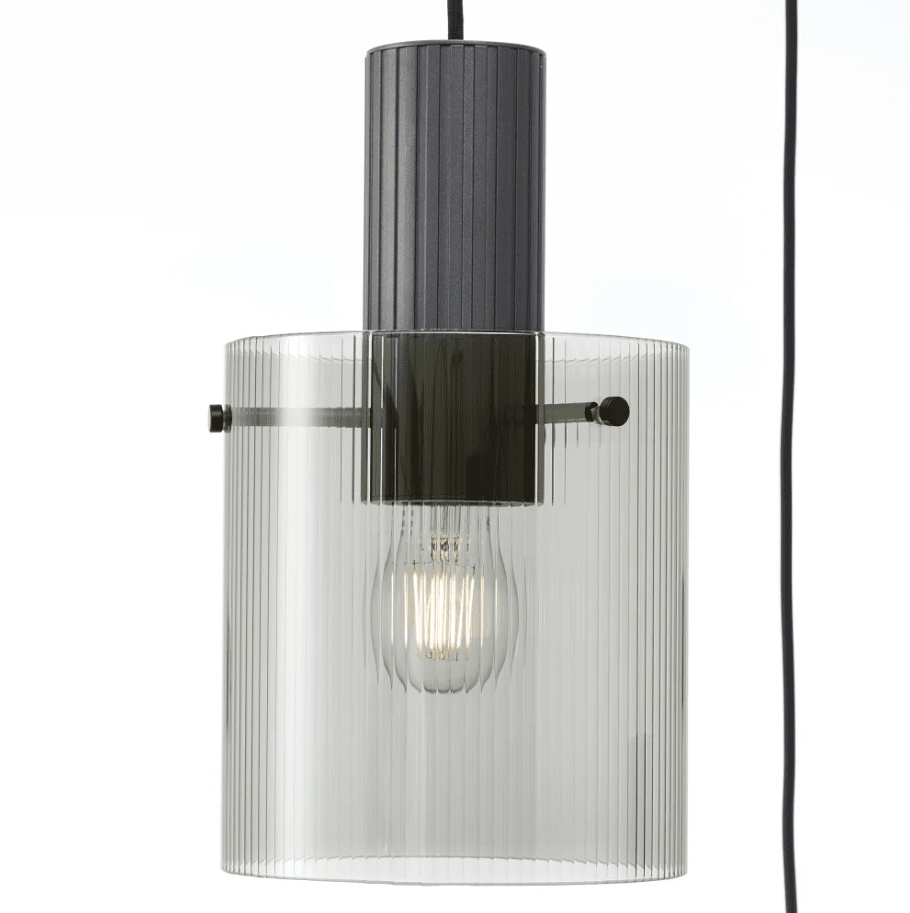 Riffelini Ø48 Anthrazit hängelampe Von Brilliant - Das dunkelgraue Metall in Kombination mit dem geriffelten Glas erzeugt eine angenehme Lichtverteilung im Raum.