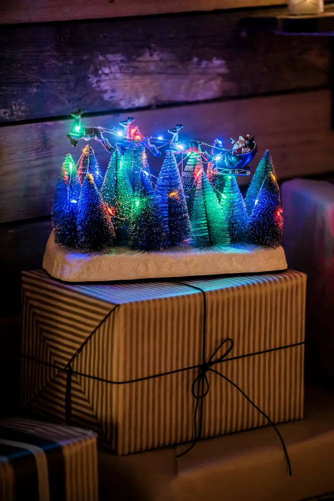 Weihnachtsmann Mit Schlitten 22cm Mehrfarbig Von Konstsmide - Transformator mit 1,8 m langem schwarzem USB-Kabel und Stecker im Lieferumfang enthalten.