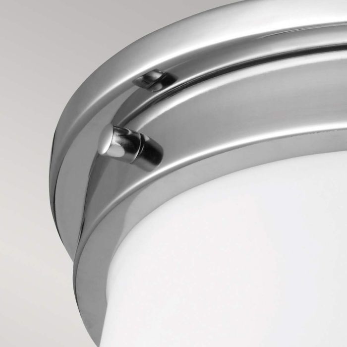 Payne Ø32 Chrom badezimmerlampe Von Elstead Lighting - Mit der Schutzart IP44 ist die Lampe gegen Feuchtigkeit und Spritzwasser geschützt und eignet sich daher ideal für die Platzierung im Badezimmer, um eine stilvolle und praktische Beleuchtung zu bieten.