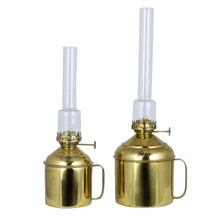 Kerosene lamp linné small Gold/Messing Von Strömshaga - Petroleumlampe mit Griff aus poliertem Messing und Brenner aus klarem Glas.