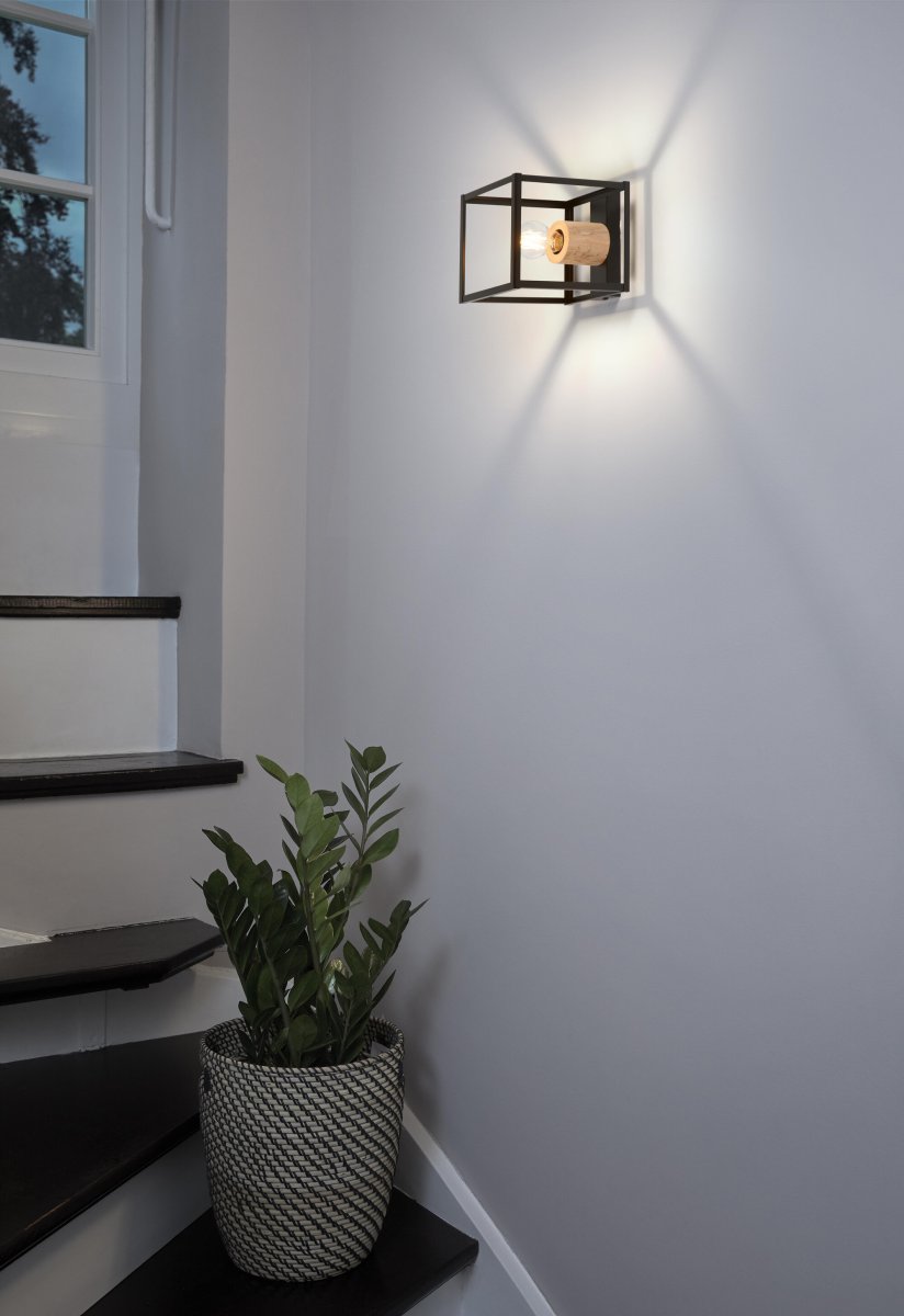 Nairobi 22cm Schwarz wandlampe Von Ledvance - Der offene Metallrahmen in Schwarz erzeugt einen luftigen und industriellen Look, während das elegante Holzdetail einen warmen und natürlichen Kontrast bietet.