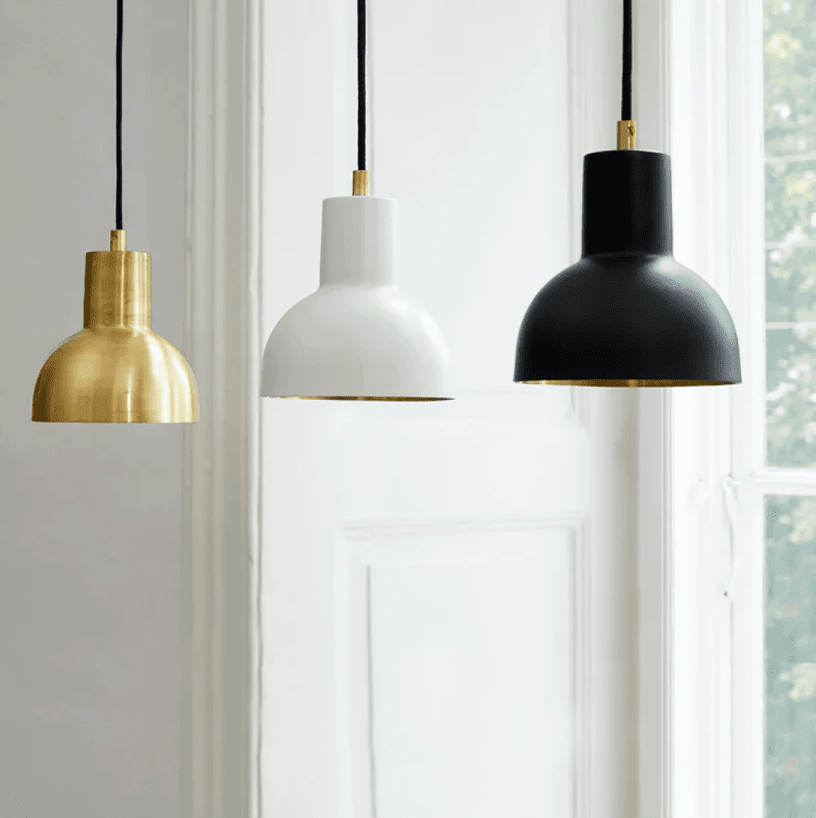 Mini Ø14 Mattweiß hängelampe Von H. Skjalm P - Mini-Anhänger aus mattweißem Metall mit goldfarbener Innenseite und Messingdetails.