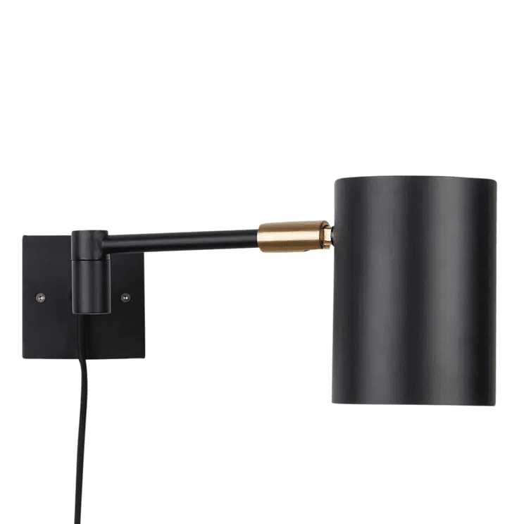 Hali Schwarz Von H. Skjalm P - Schlichte und elegante Lampe, die sich perfekt für das Büro, den Flur oder als Leselampe im Schlafzimmer oder neben dem Sofa eignet.