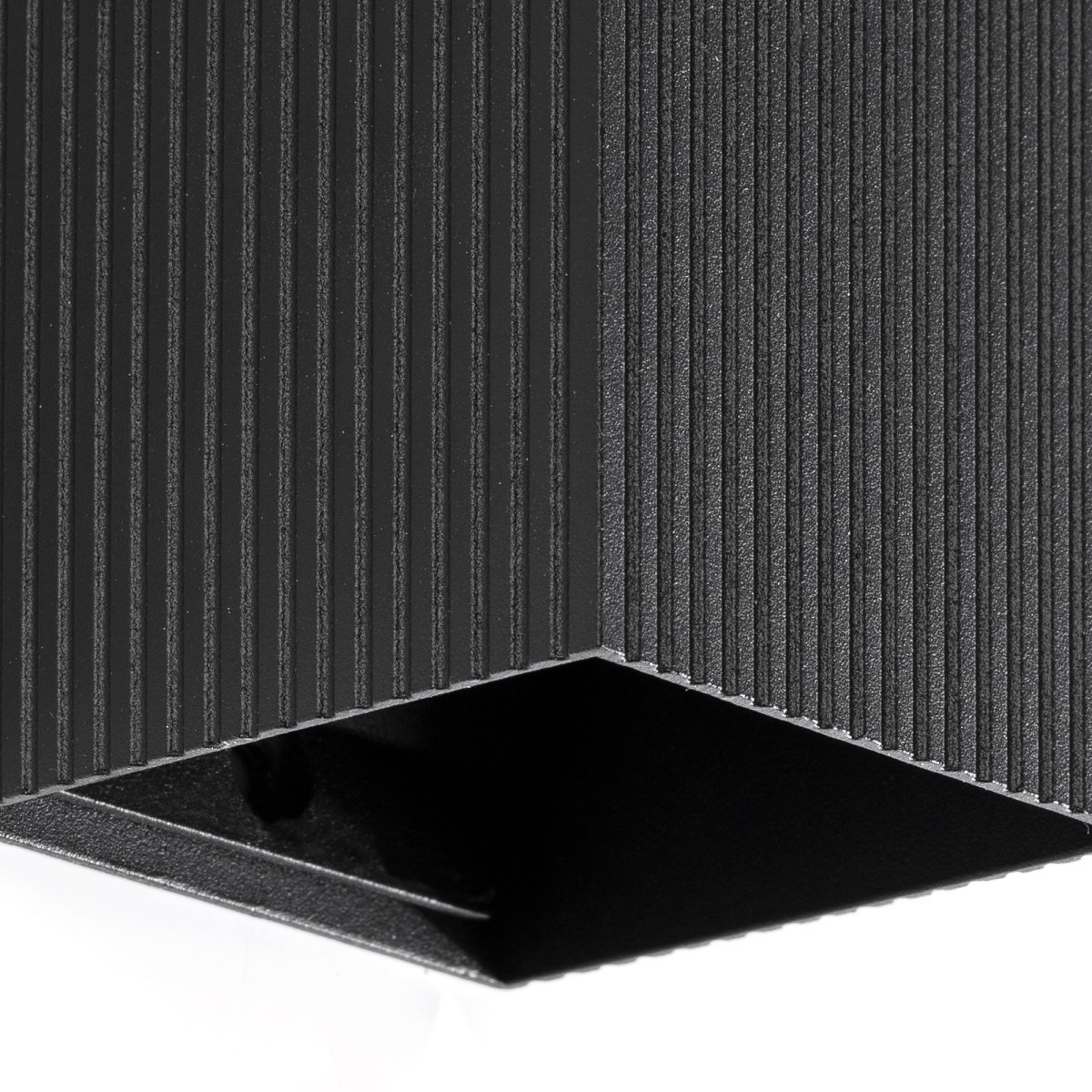 Lune 10cm Schwarz geriffelt wandlampe Von Faro Barcelona - Lune ist eine quadratische Wandleuchte mit schwarzer, gerippter Oberfl&auml;che, die Funktion und Form vereint.