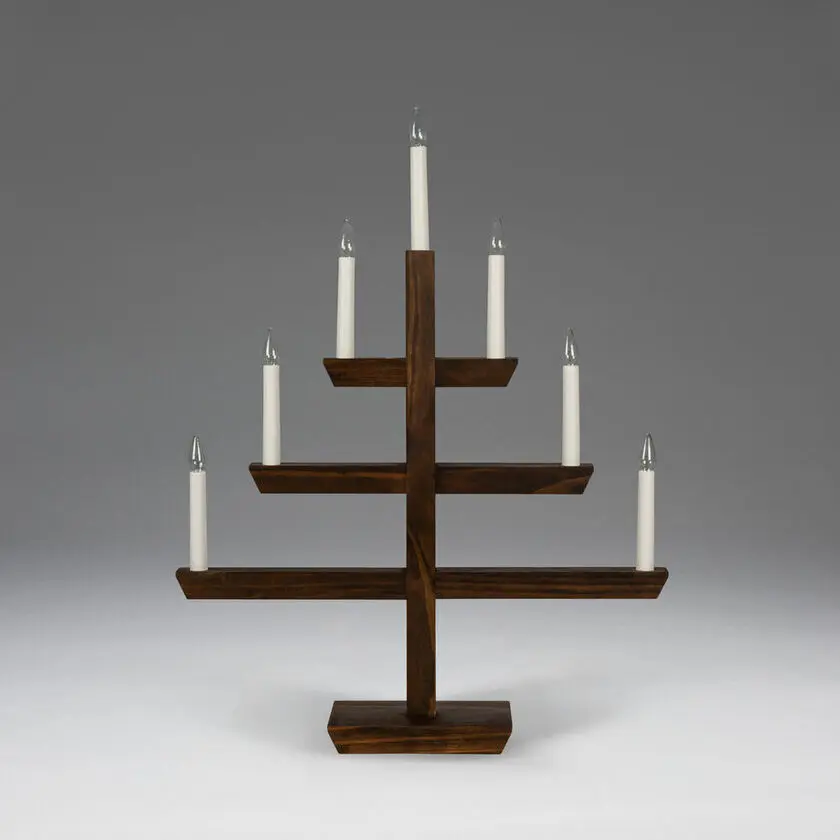 Wooden Candelabra 7 Lights Brauner Fleck Von Konstsmide - Moderner Kerzenst&auml;nder aus braun gebeiztem Holz&auml; mit stilvollem Design und sieben wundersch&ouml;n leuchtenden Lichtern.