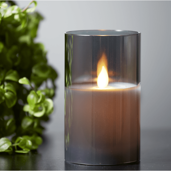 LED Kerze Twinkle Rauchfarben Von Star Trading - Rauchglaslaterne mit Batterielicht, die Twinkle-Flamme leuchtet mit einem natürlichen goldenen Schein.