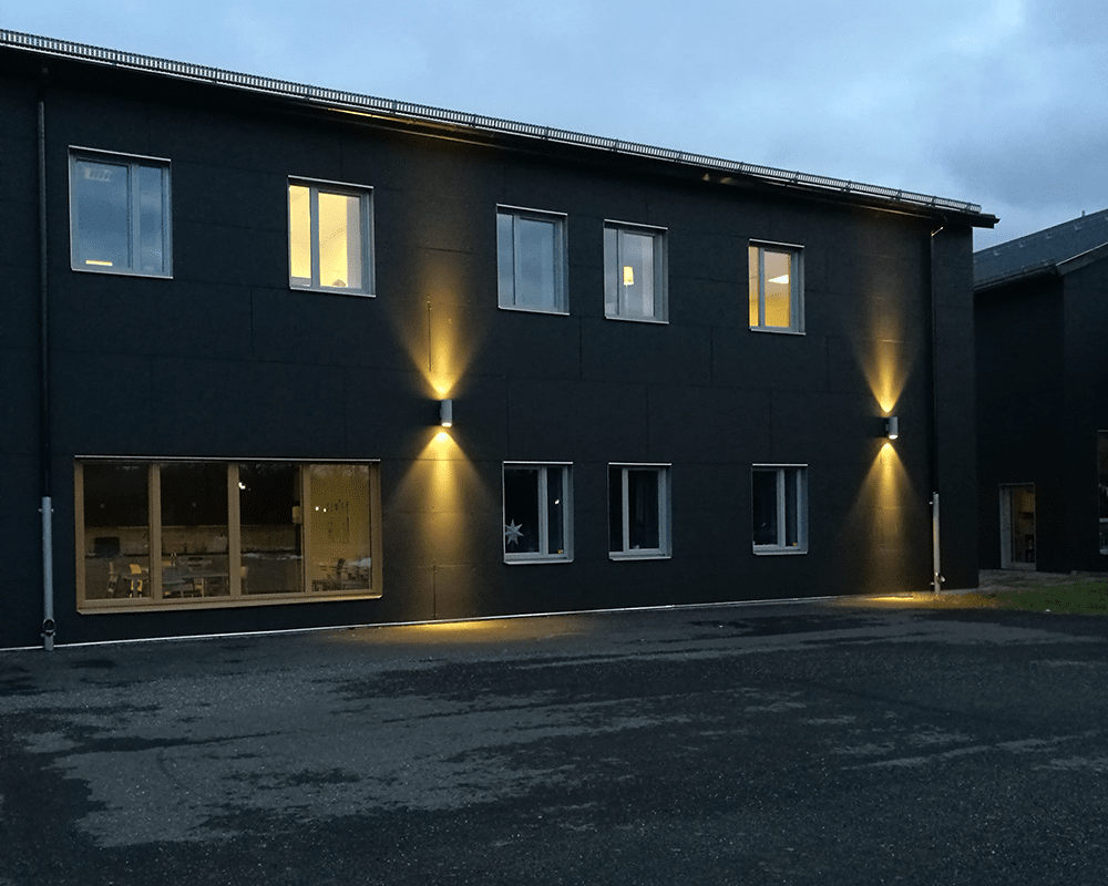 Magnum II Grau außenlampe Von Westal - Diese Wandleuchte spendet sowohl Aufwärts- als auch Abwärtslicht und besteht aus eloxiertem Aluminium, pulverbeschichtet in Aluminiumgrau.