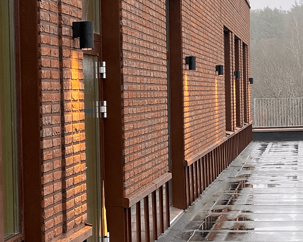 Magnum I Schwarz außenlampe Von Westal - Mit der Schutzart IP65 eignet es sich hervorragend für den Einsatz im Außenbereich, ist aber auch für den Einsatz in Innenräumen sowohl im privaten als auch im öffentlichen Bereich geeignet.