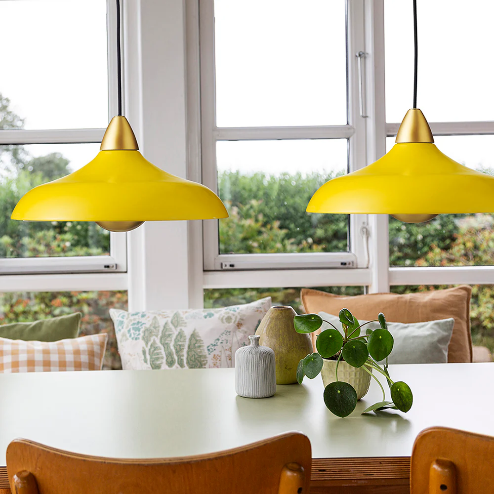Urban Wide Ø36 Gelb hängelampe Von Superliving - Versch&ouml;nern Sie Ihr Zuhause mit der modernen Pendelleuchte Urban Wide, einer stilvollen Kombination aus mattgelber Oberfl&auml;che und eleganten Messingdetails.
