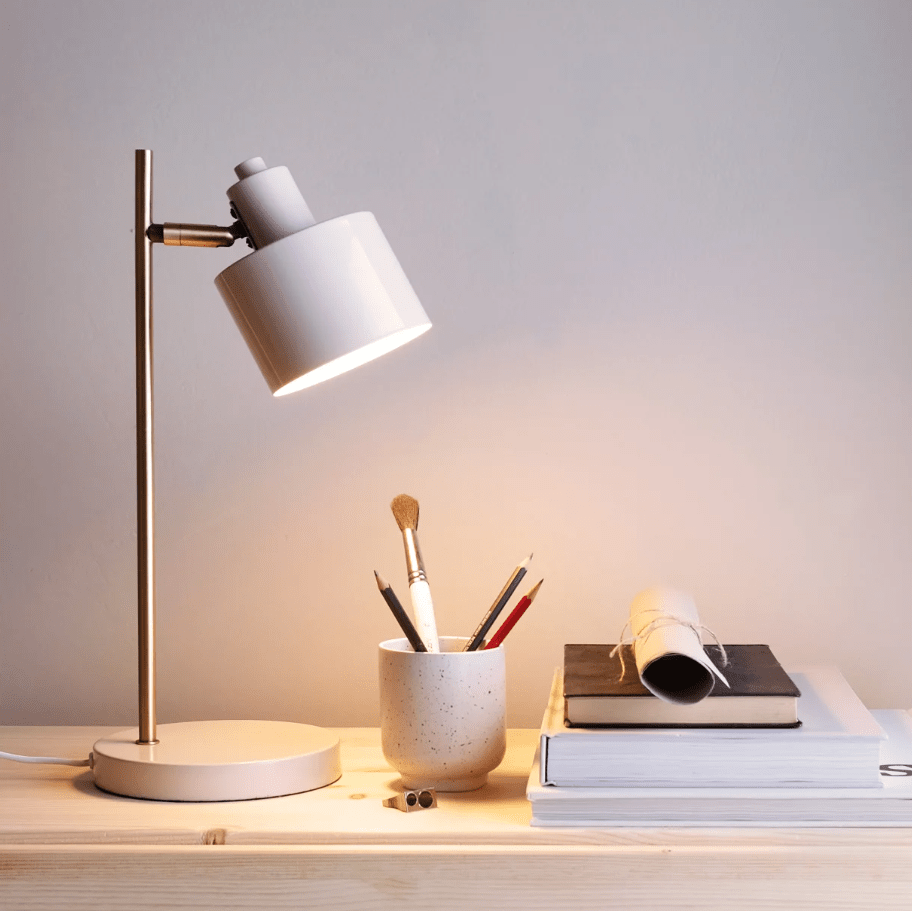 Ocean 43cm Beige schreibtischlampe Von Dyberg Larsen - Die Ocean-Tischlampe von Dyberg Larsen ist eine von den 50er Jahren inspirierte Lampe mit einem charmanten Retro-Design und einem modernen Touch.