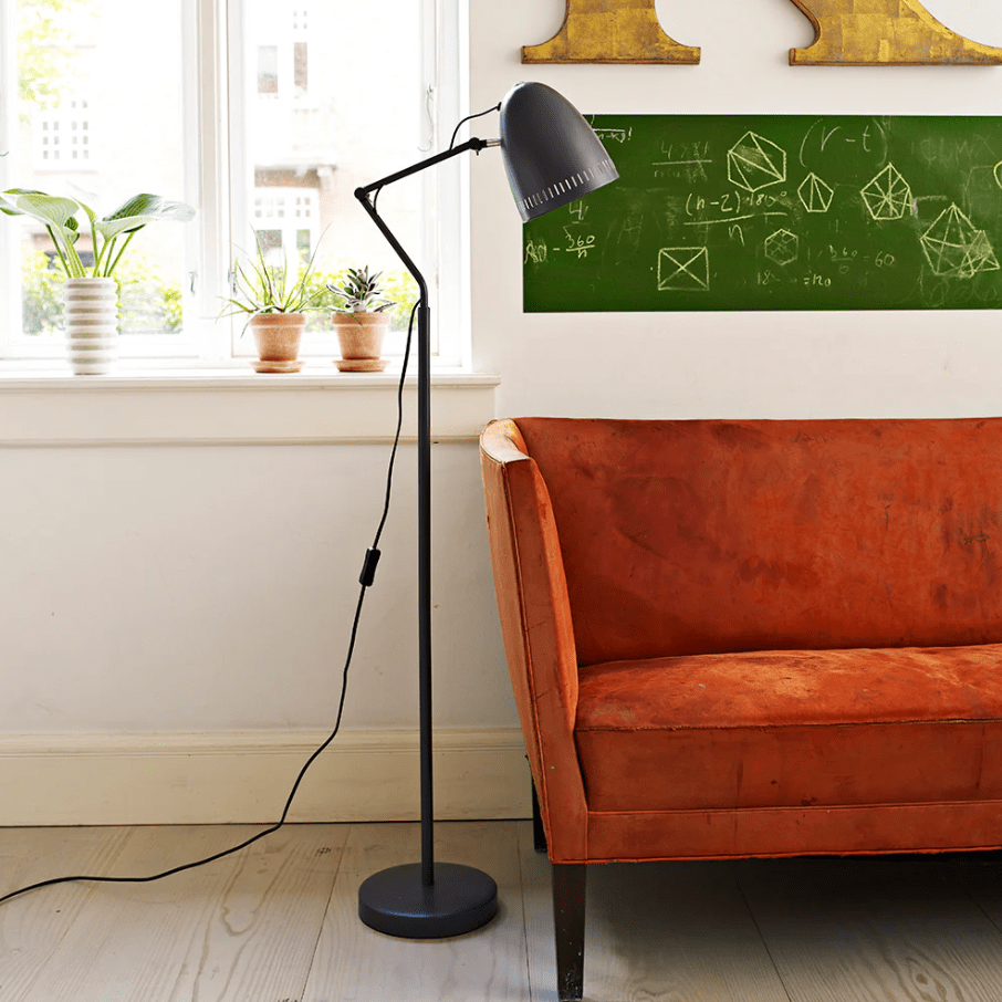 Dynamo 1 Dunkelgrau stehlampe Von Superliving - Der klassische Schirm mit dekorativ gestanzten Haaren sorgt f&uuml;r eine angenehme Lichtverteilung, w&auml;hrend die Arme mit doppelten Fl&uuml;gelschrauben die Ausrichtung und Fixierung der Leuchte in der gew&uuml;nschten Position erleichtern.