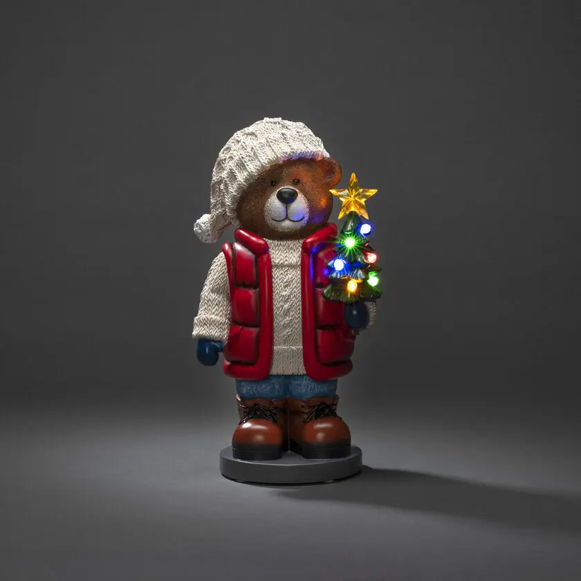 Kleiner Teddybär 38cm Mehrfarbig Von Konstsmide - Darin befinden sich ein hell erleuchteter Weihnachtsbaum und eine Laterne, die f&uuml;r eine gem&uuml;tliche Atmosph&auml;re sorgt.