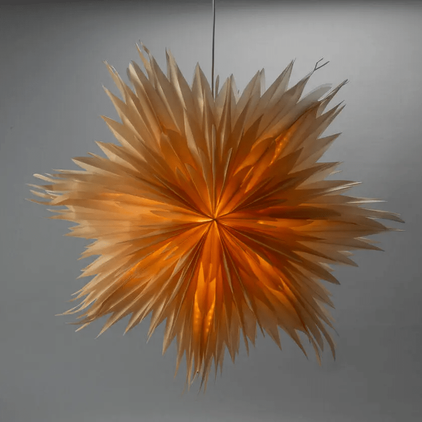 Papierstern Ø80 Gold Von Konstsmide - Mit seinem eleganten Design und dem sanften Licht verbreitet es eine ruhige und heimelige Weihnachtsstimmung.