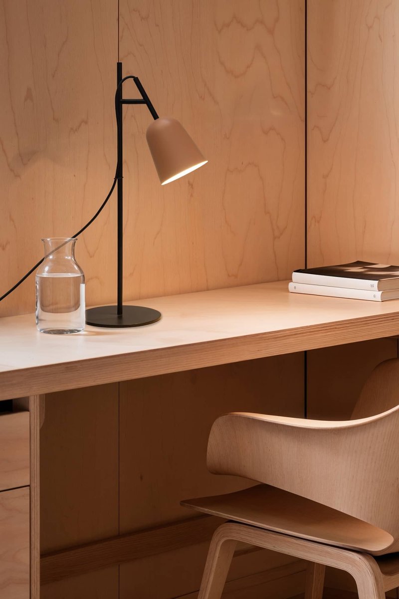Studio 55cm Rosa schreibtischlampe Von Faro Barcelona - Charakteristisch f&uuml;r die Leuchte ist der dekorative Kabelclip in Form eines Astes &ndash; ein einzigartiges Detail, das ihr Charakter verleiht.