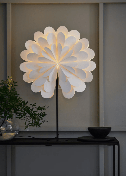 Maravilla Ø45 Weiß Von Markslöjd - Das plissierte Papier erzeugt einen weichen und warmen Lichteffekt, der eine stimmungsvolle Atmosphäre im Raum schafft.