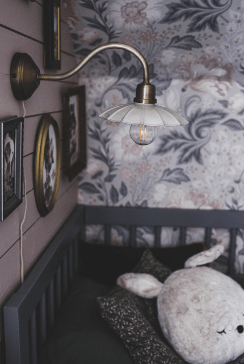 Gustav Ø20 Mint/Antikmessing wandlampe Von Strömshaga - Gustav ist eine elegante Wandleuchte mit klassischem Flair und dekorativen Details.