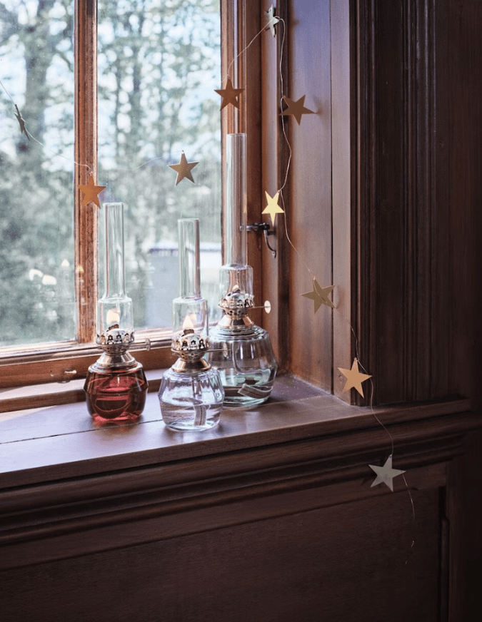 Kerosene Lamp Majken Small ROT Von Strömshaga - Brenner aus Klarglas und Brenner aus Messing.