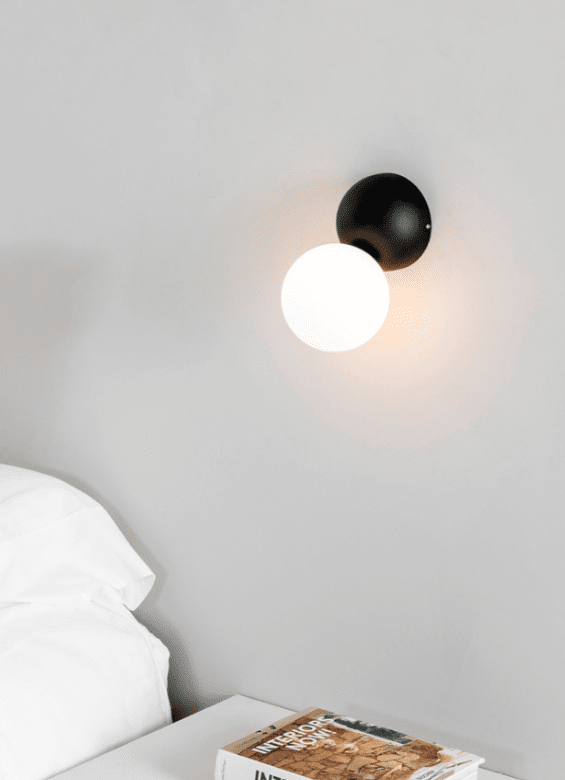 Joy 15cm Schwarz wandlampe Von Faro Barcelona - Die Wandleuchte JOY weist sowohl mit ihrer Struktur als auch ihrem Diffusor eine verspielte, moderne runde Form auf.