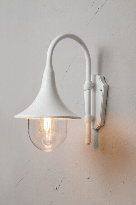 Kartano Trumpet Weiß außenlampe Von Airam - Da das Leuchtmittel im Inneren der Leuchte gut sichtbar ist, hat die Wahl des Leuchtmittels (nicht im Lieferumfang enthalten) gro&szlig;e Bedeutung f&uuml;r die Stimmung und Wirkung der Beleuchtung.