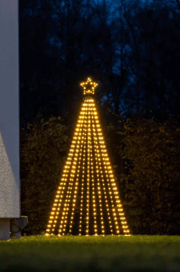 Weihnachtsbaum Aus Metall 1,8m Schwarz Von Konstsmide - Das elegante Design und der leuchtende Stern auf der Spitze machen es zu einer fantastischen Dekoration f&uuml;r den Garten oder die Veranda w&auml;hrend der Weihnachtszeit.