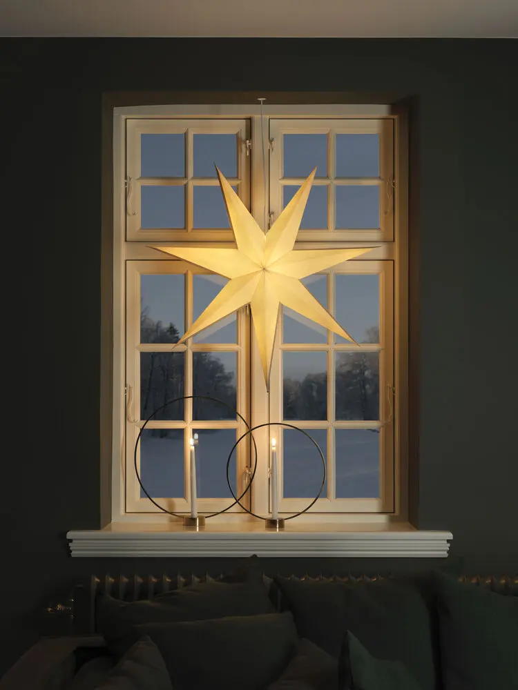 Papierstern Ø78 Weiß Von Konstsmide - Mit seinem stilvollen Design und dem sanften Licht verbreitet es eine ruhige und heimelige Weihnachtsstimmung.