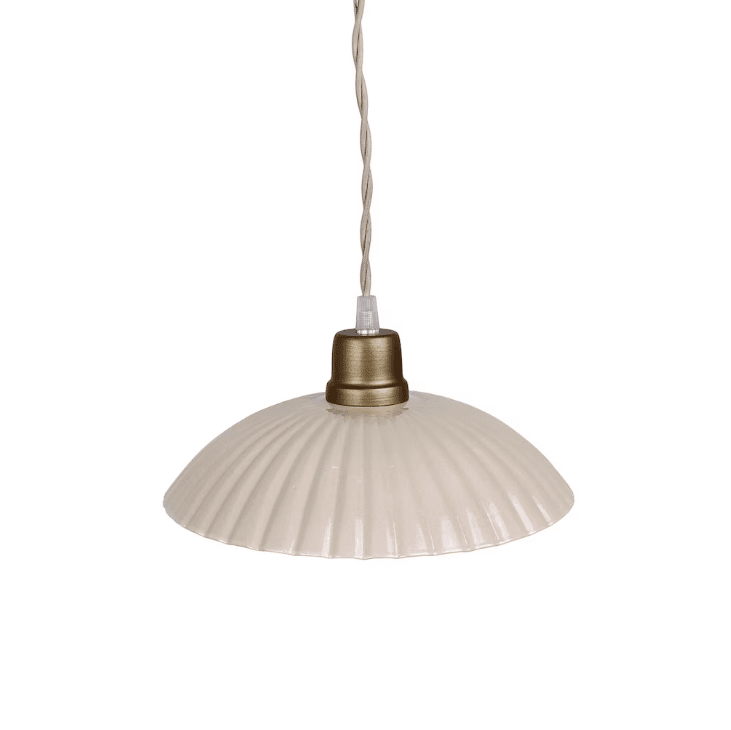 Ingrid Groß Ø24 Beige fensterlampe Von Strömshaga - Beige Deckenleuchte aus Blech mit plissiertem Schirm und naturfarbenem gedrehtem Textilkabel.
