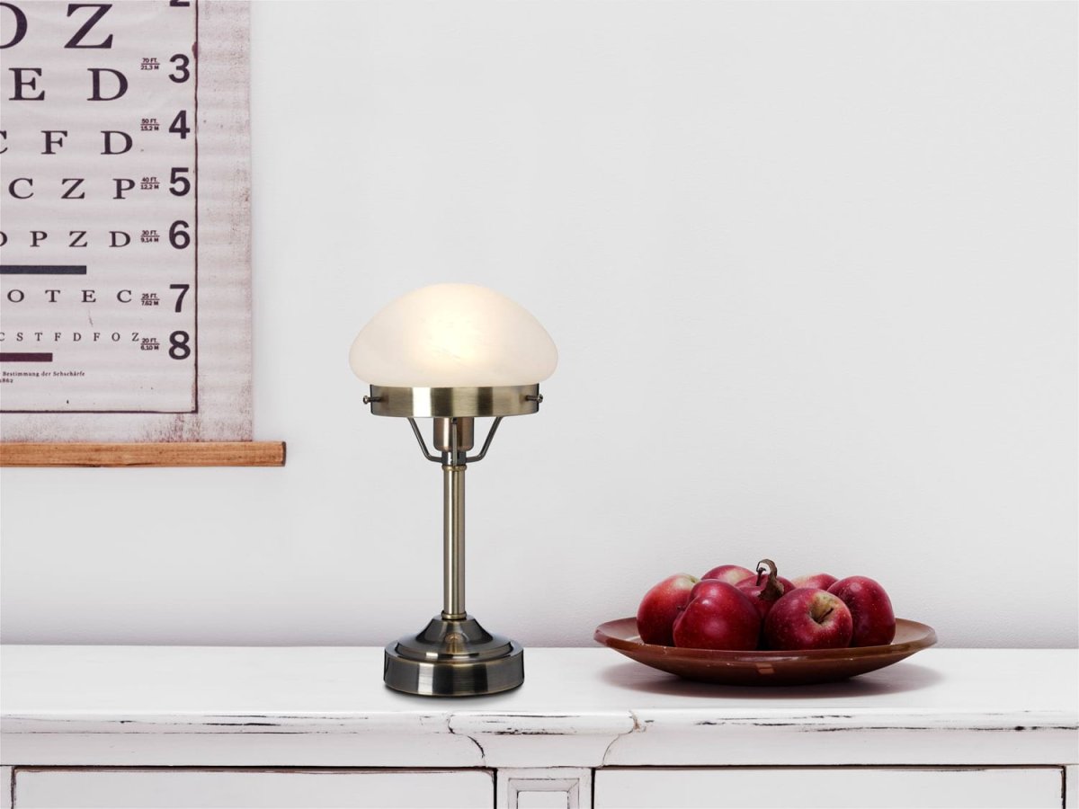 Mini Strindberg 30cm Antikes Messing tischlampe Von Cottex - Mit ihrer robusten Metallkonstruktion und dem Milchglas spendet sie ein sanftes und angenehmes Licht, perfekt für den Nachttisch oder als stilvolles Einrichtungsdetail im Wohnzimmer.