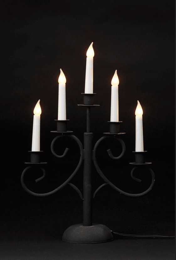 Smide 5 Schwarz Von Pixie Design - Eleganter und stilvoller Kerzenst&auml;nder in schwarz mattiertem Schmiedeeisendesign mit f&uuml;nf Armen.