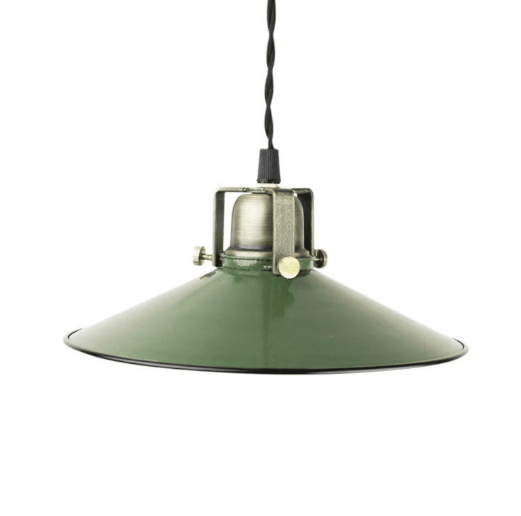 Schusterlampe Herbert Ø23 Grün fensterlampe Von Strömshaga - Grüner Schirm mit kontrastierendem grauen Rand und weißer Innenseite, Messingsockel und einem schwarzen gedrehten Textilkabel.