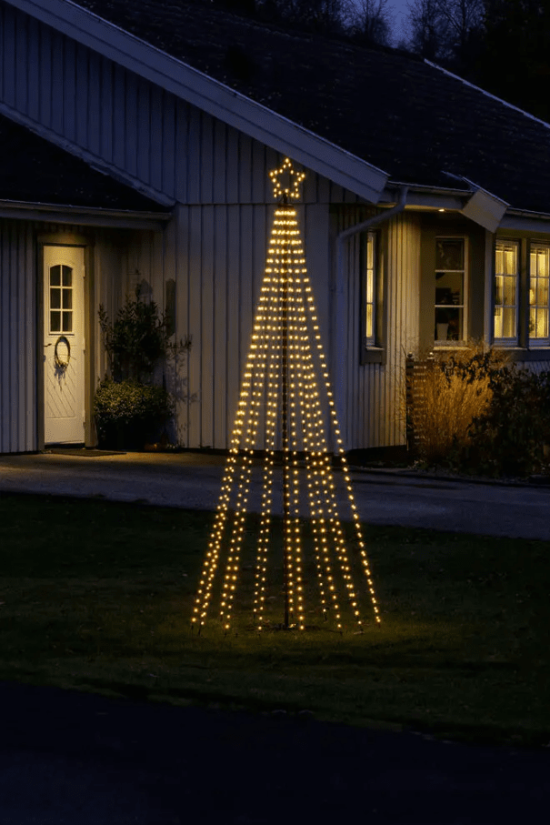 Weihnachtsbaum Aus Metall 2,4m Schwarz Von Konstsmide - Das elegante Design und der leuchtende Stern auf der Spitze machen es zu einer fantastischen Dekoration f&uuml;r den Garten oder die Veranda w&auml;hrend der Weihnachtszeit.