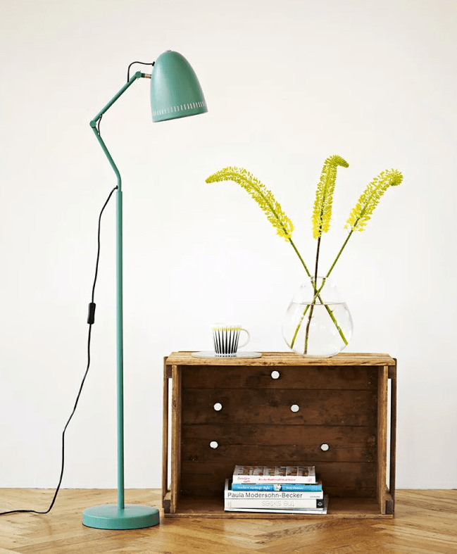 Dynamo 1 Grün stehlampe Von Superliving - Der klassische Schirm mit dekorativen L&ouml;chern sorgt f&uuml;r eine angenehme Lichtverteilung, w&auml;hrend die Arme mit zwei Fl&uuml;gelschrauben die Ausrichtung und Fixierung der Leuchte in der gew&uuml;nschten Position erleichtern.