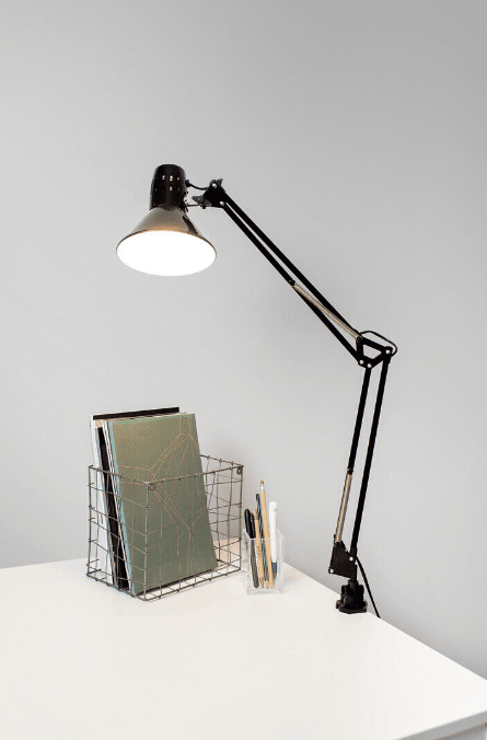 Venla Schwarz klemmlampe Von Airam - Klassische und zeitlose Schreibtischlampe und Innenbeleuchtung.