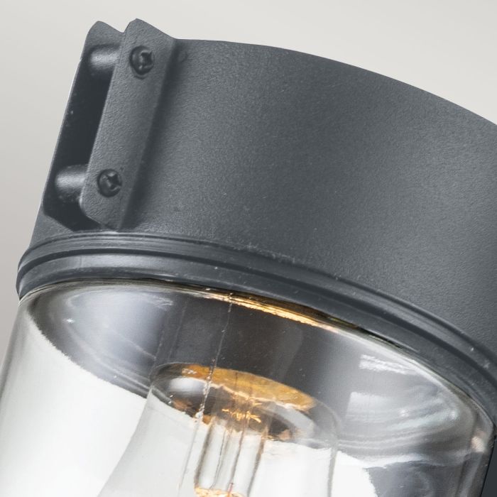 Portfino 20cm Grau außenlampe Von Elstead Lighting - Tillverkad av rostfritt st&aring;l i gr&aring; finish och glas, erbjuder den en robust och v&auml;dert&aring;lig konstruktion som &auml;r idealisk f&ouml;r fasader, entr&eacute;er och uteplatser.