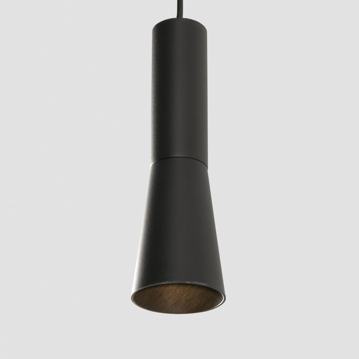 Nina Ø4 Schwarz hängelampe Von Faro Barcelona - Nina ist eine schwarze Pendelleuchte mit integrierter LED-Technologie und stilvollem, minimalistischem Design.