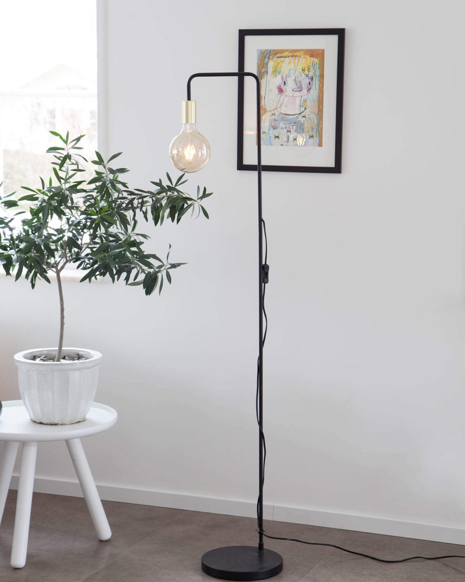 Fondi Schwarz stehlampe Von By Rydéns - Perfekt für alle, die möchten, dass sich die Lampe nahtlos in die restliche Einrichtung einfügt und nicht zu viel Platz einnimmt.