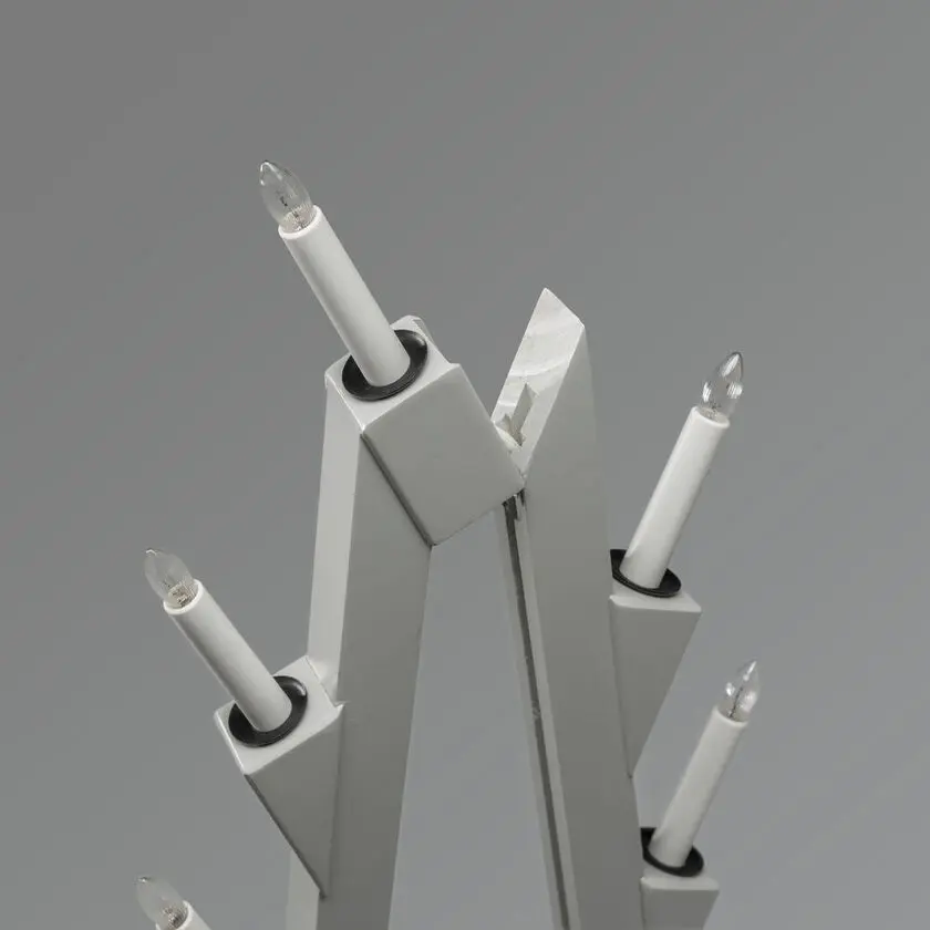 Candelabra 11 Lights Grau Von Konstsmide - Faltbarer elektrischer Kerzenst&auml;nder mit 11 Kerzen, aus grau lackiertem Holz, verziert mit schwarzen Ringen um jede Kerze f&uuml;r eine elegante Note.