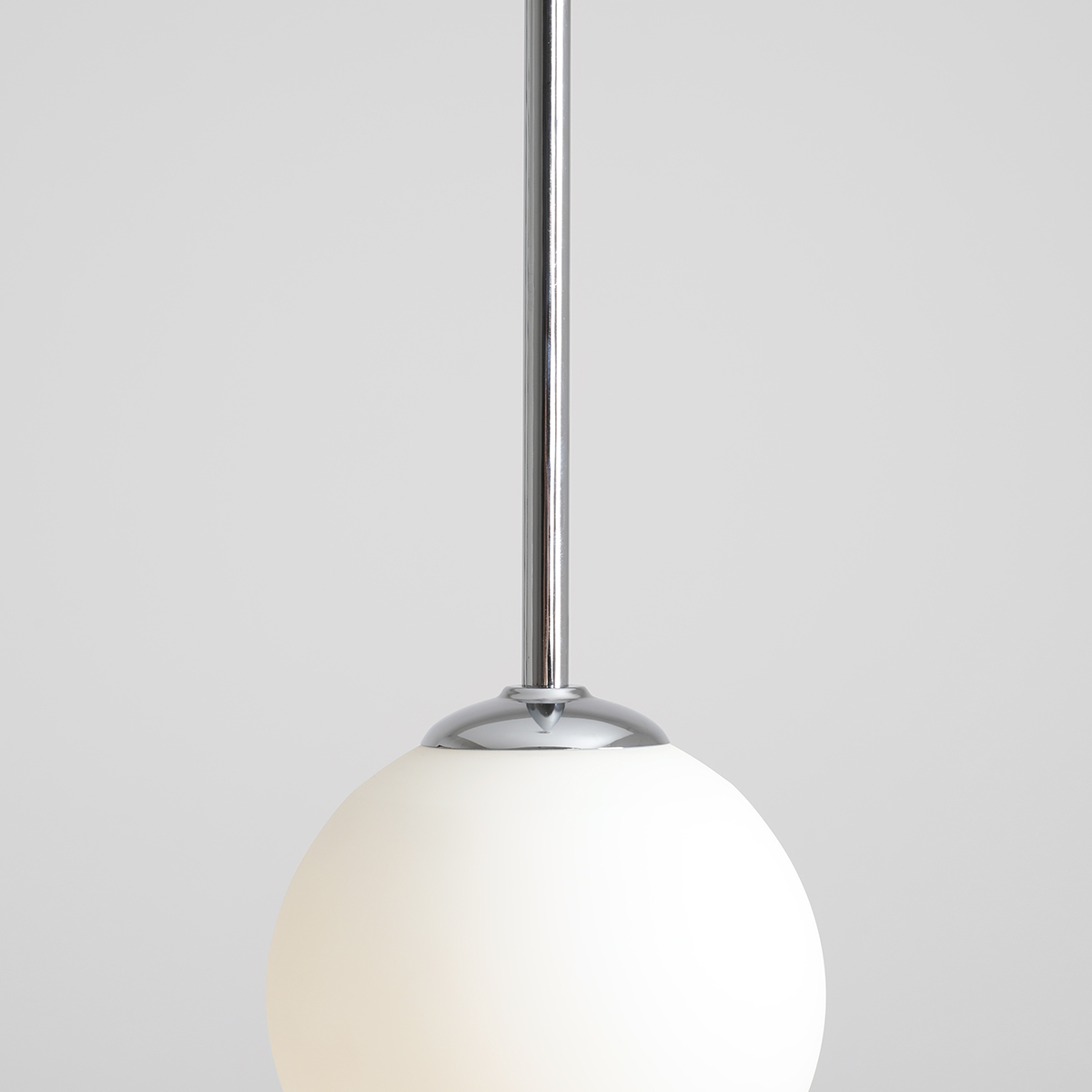 Bosso Ø14 Chrom hängelampe Von Artera - Die Leuchte verbreitet ein sanftes und angenehmes Licht und eignet sich daher ideal für die Platzierung über dem Esstisch, im Flur oder Wohnzimmer.