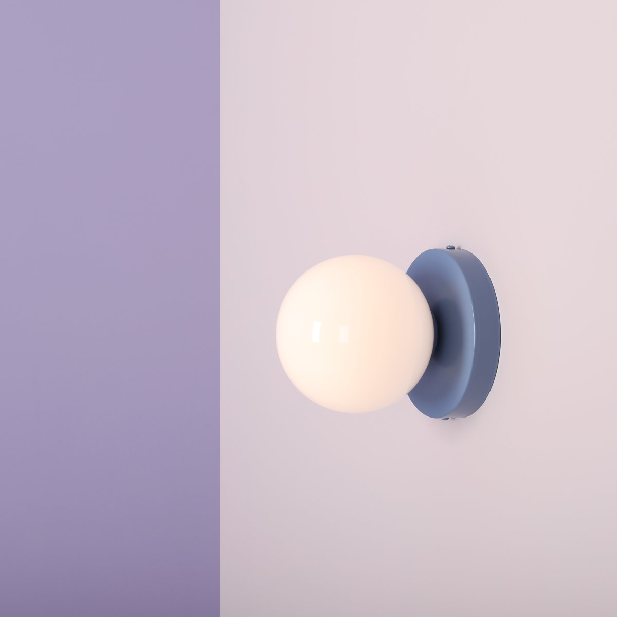 Ball Ø15 Blau wandlampe Von Artera - Durch das minimalistische Design fügt sich die Leuchte nahtlos in moderne sowie klassische Einrichtungen ein und bietet gleichzeitig effektvolles Licht, das die Atmosphäre des Raumes unterstreicht.