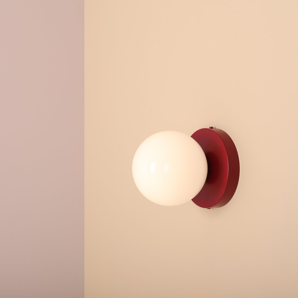 Ball Ø15 Burgund wandlampe Von Artera - Durch das minimalistische Design fügt sich die Leuchte nahtlos in moderne sowie klassische Interieurs ein und sorgt gleichzeitig für effektvolles Licht, das die Raumatmosphäre unterstreicht.