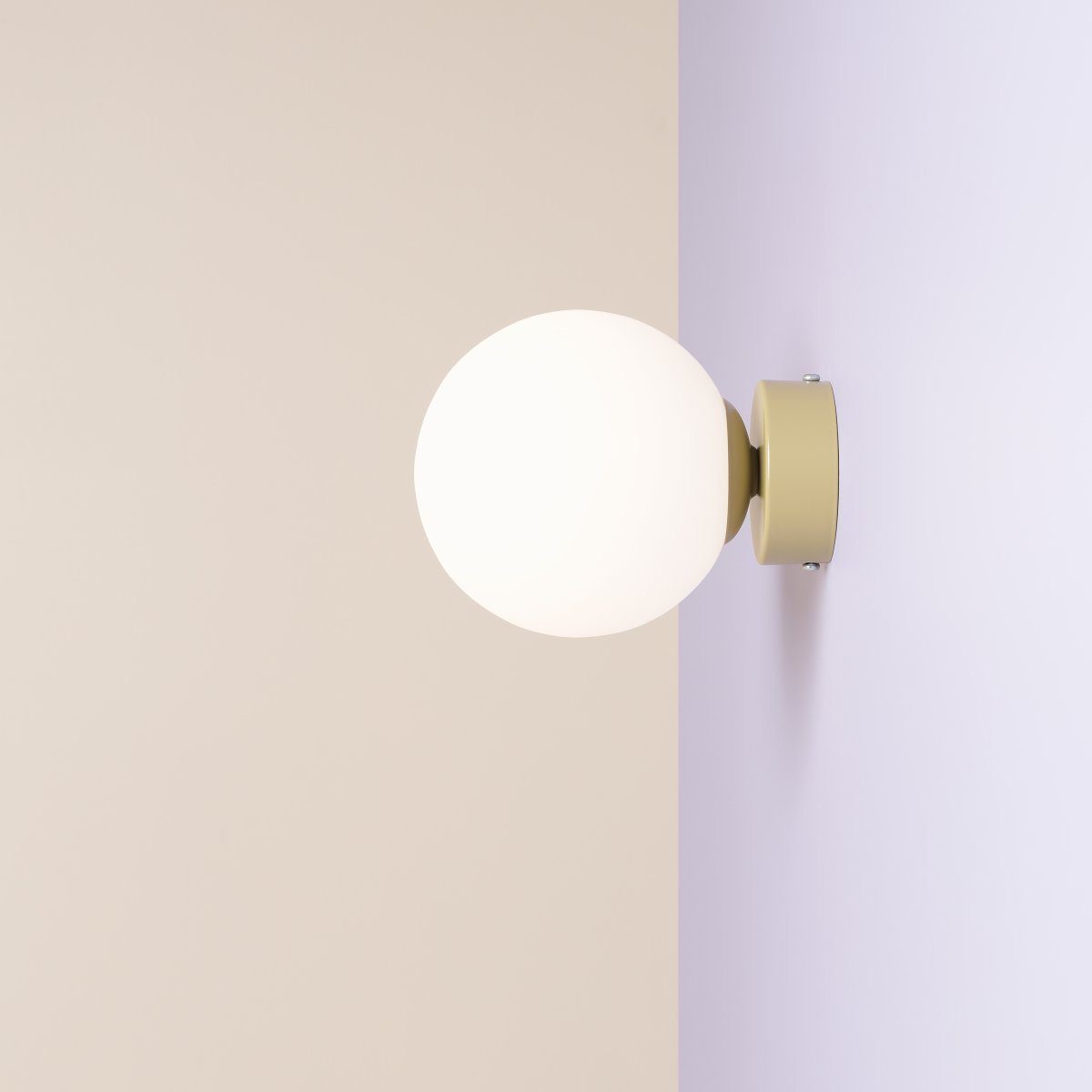 Ball Ø15 Beige wandlampe Von Artera - Mit seiner einfachen und stilvollen Kugelform sorgt es für ein sanftes, stimmungsvolles Licht, das in jedem Raum eine warme und einladende Atmosphäre schafft.
